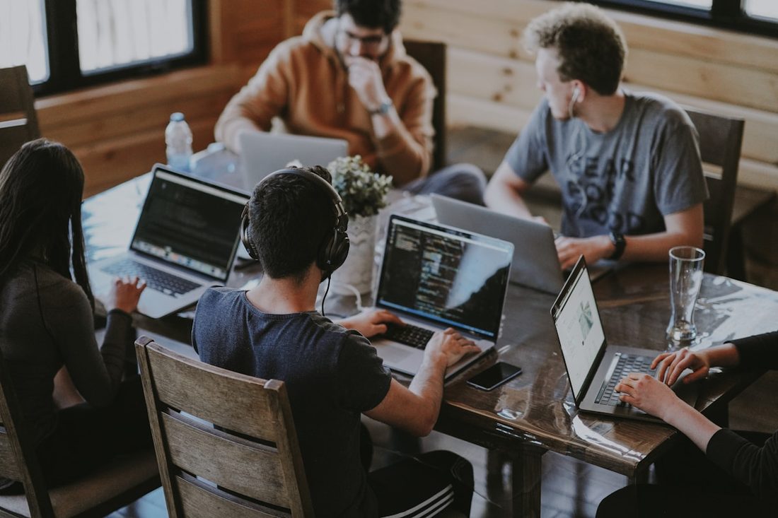 必一体育APP · 看台人群（界面示意）
